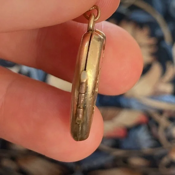 Antique 1930s Bliss Bros 10K Gold-Filled Engraved Floral Heart Locket - Picture 5 of 10